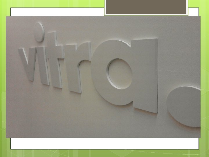 Efektu dosaženo i přes využití stejné barvy podkladu i textu, nutné patřičné osvětlení efekt