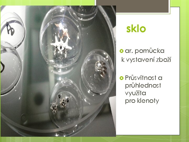 sklo ar. pomůcka k vystavení zboží Průsvitnost a průhlednost využita pro klenoty 