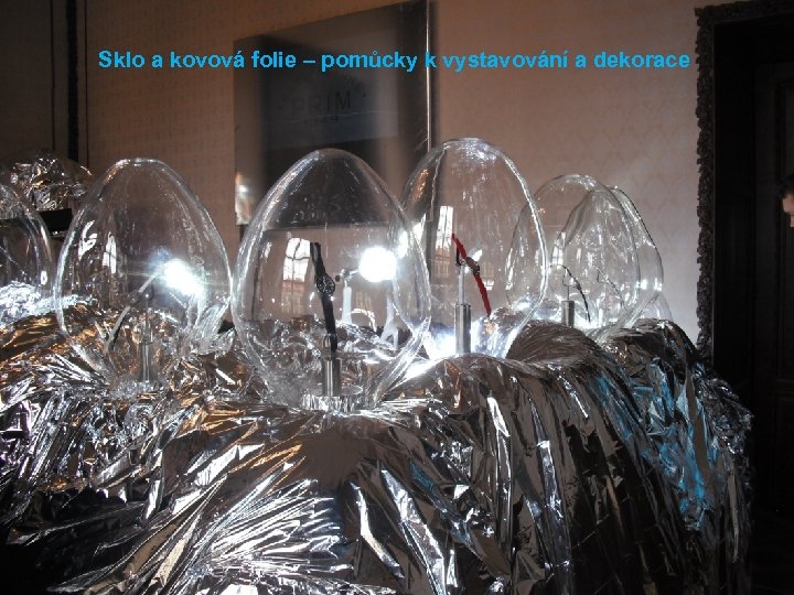 Sklo a kovová folie – pomůcky k vystavování a dekorace 