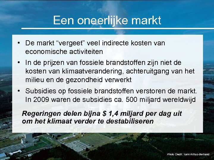 Een oneerlijke markt • De markt “vergeet” veel indirecte kosten van economische activiteiten •