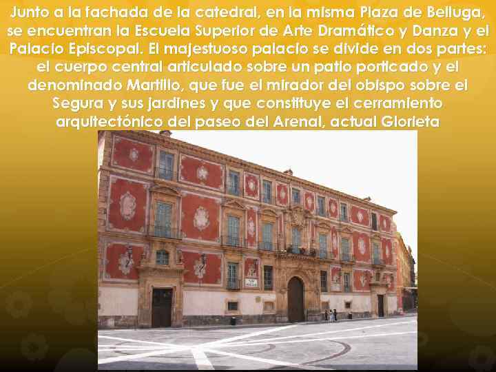 Junto a la fachada de la catedral, en la misma Plaza de Belluga, se