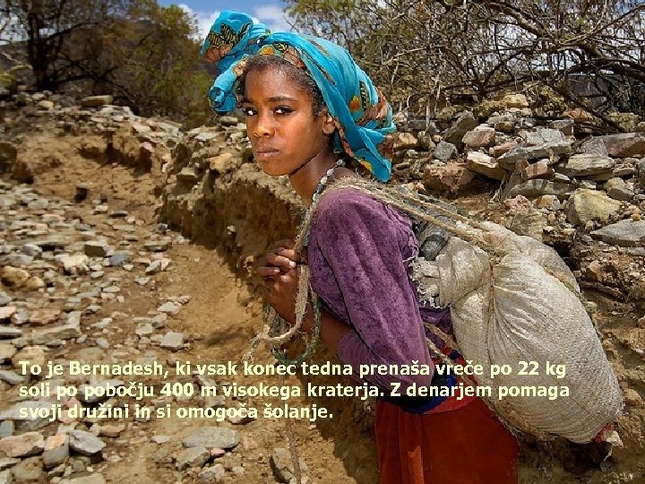 To je Bernadesh, ki vsak konec tedna prenaša vreče po 22 kg soli po