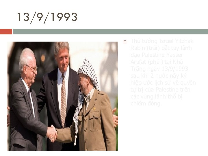 13/9/1993 Thủ tướng Israel Yitzhak Rabin (trái) bắt tay lãnh đạo Palestine Yasser Arafat