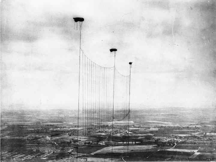 Действие аэростатов заграждения было рассчитано на повреждение самолётов при столкновении с тросами, оболочками или