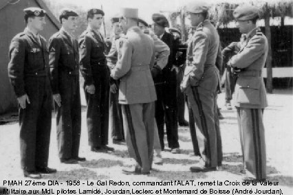 PMAH 27ème DIA - 1958 - Le Gal Redon, commandant l’ALAT, remet la Croix