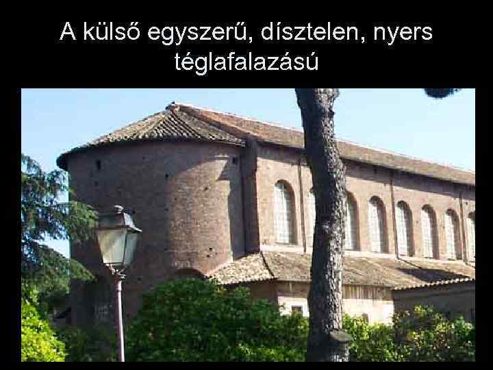 A külső egyszerű, dísztelen, nyers téglafalazású 