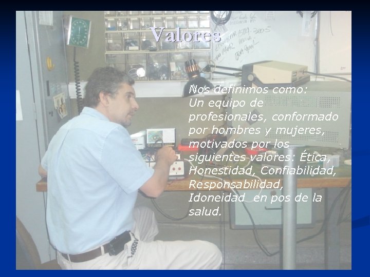 Valores Nos definimos como: Un equipo de profesionales, conformado por hombres y mujeres, motivados