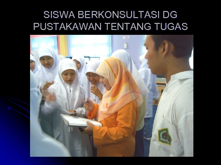 SISWA BERKONSULTASI DG PUSTAKAWAN TENTANG TUGAS 