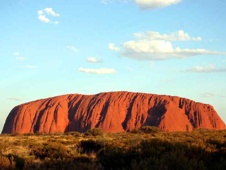  • Улуру (Эрс-Рок) Расположен Ауерс рок в национальном парке Ката Тиюта, в 450