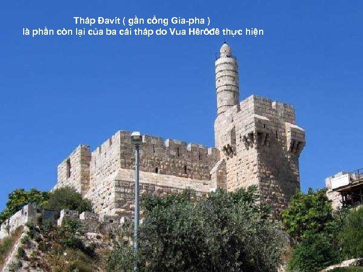 Tháp Đavít ( gần cổng Gia-pha ) là phần còn lại của ba cái