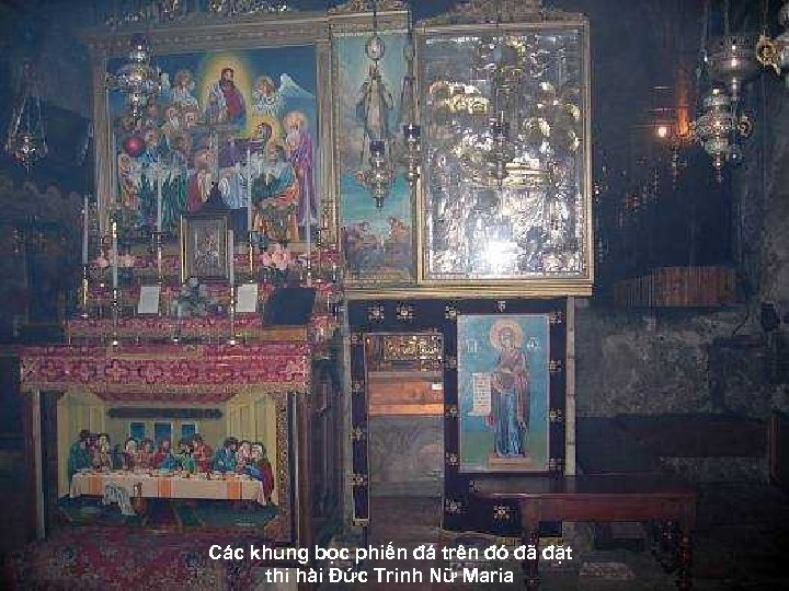 Các khung bọc phiến đá trên đó đã đặt thi hài Đức Trinh Nữ