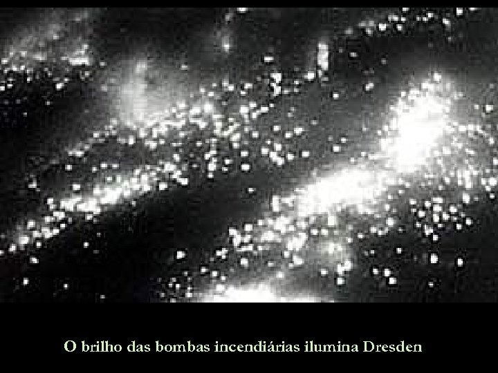 O brilho das bombas incendiárias ilumina Dresden 