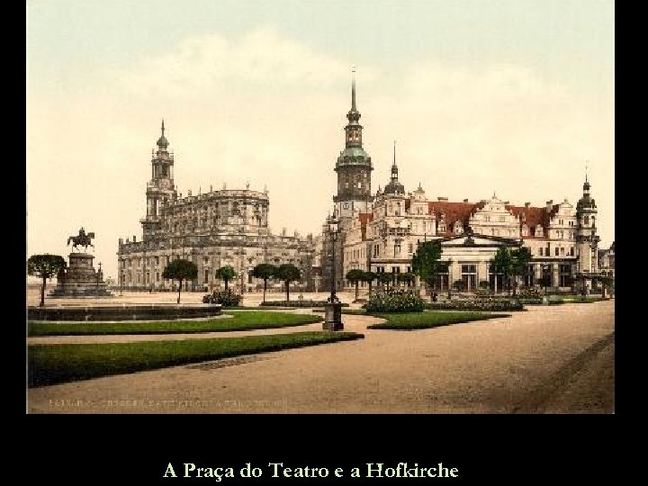 A Praça do Teatro e a Hofkirche 