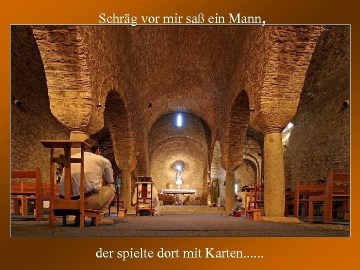 Schräg vor mir saß ein Mann, der spielte dort mit Karten. . . 