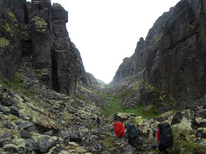 В ущелье Аку-Аку 