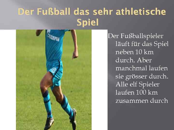 Der Fußball das sehr athletische Spiel Der Fußballspieler läuft für das Spiel neben 10