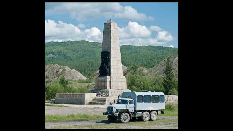 Артемовский иркутской. Прииск апрельский Бодайбинского района. Памятник Ленский расстрел Бодайбинский район. Прииск Артемовский Бодайбинского района. Бодайбо Артемовский прииск.