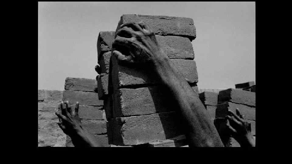 Неприкасаемые работают на кирпичном заводе. 