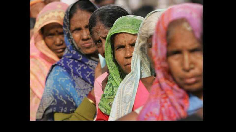 Женщины из неприкасаемых в очереди на прием к врачу в Мумбаи. 