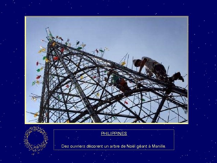 PHILIPPINES Des ouvriers décorent un arbre de Noël géant à Manille. 