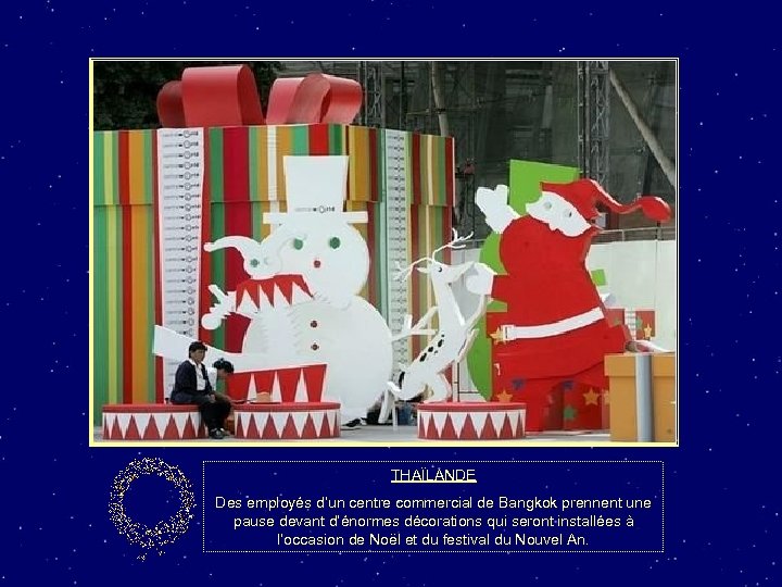 THAÏLANDE Des employés d’un centre commercial de Bangkok prennent une pause devant d’énormes décorations