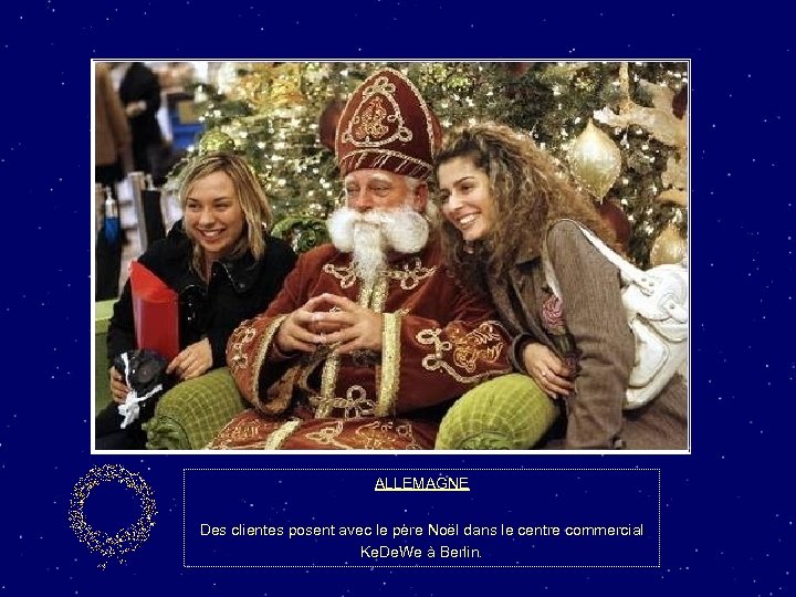 ALLEMAGNE Des clientes posent avec le père Noël dans le centre commercial Ke. De.