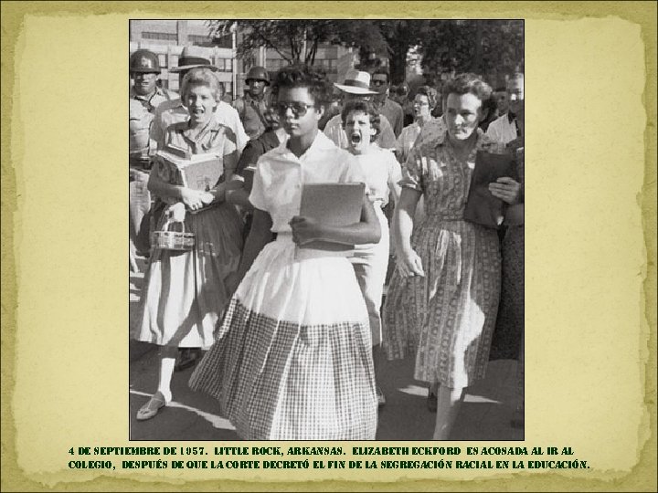 4 de septiembre de 1957. little rock, arkansas. elizabeth eckford es acosada al ir