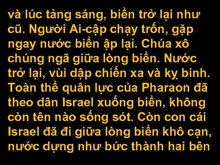 và lúc tảng sáng, biển trở lại như cũ. Người Ai-cập chạy trốn, gặp