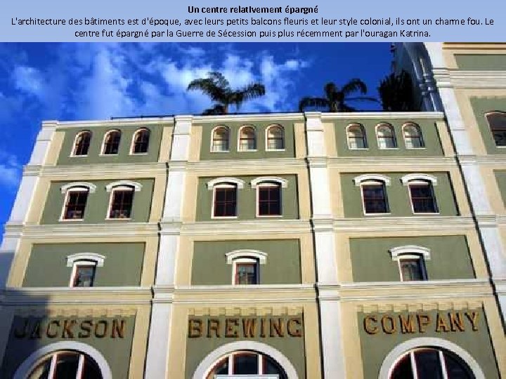 Un centre relativement épargné L'architecture des bâtiments est d'époque, avec leurs petits balcons fleuris