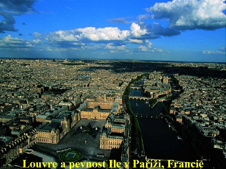 Louvre a pevnost Ile v Paříži, Francie 