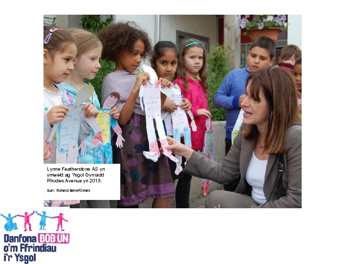 Lynne Featherstone AS yn ymweld ag Ysgol Gynradd Rhodes Avenue yn 2013. Llun: Richard