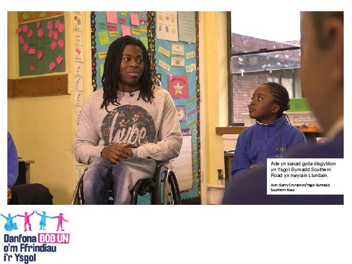 Ade yn siarad gyda disgyblion yn Ysgol Gynradd Southern Road yn nwyrain Llundain. Llun: