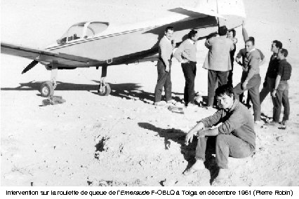 Intervention sur la roulette de queue de l’Emeraude F-OBLQ à Tolga en décembre 1961
