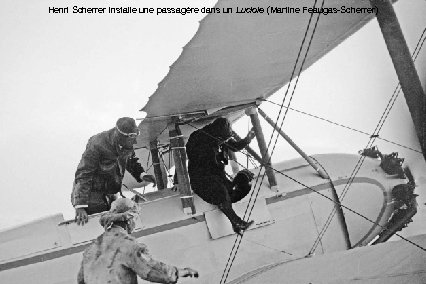 Henri Scherrer installe une passagère dans un Luciole (Martine Feaugas-Scherrer) 