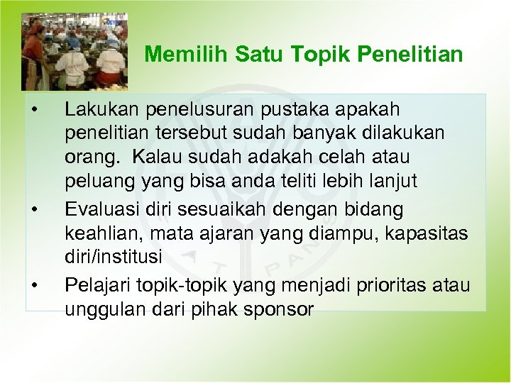 Memilih Satu Topik Penelitian • • • Lakukan penelusuran pustaka apakah penelitian tersebut sudah