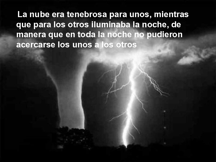 La nube era tenebrosa para unos, mientras que para los otros iluminaba la noche,