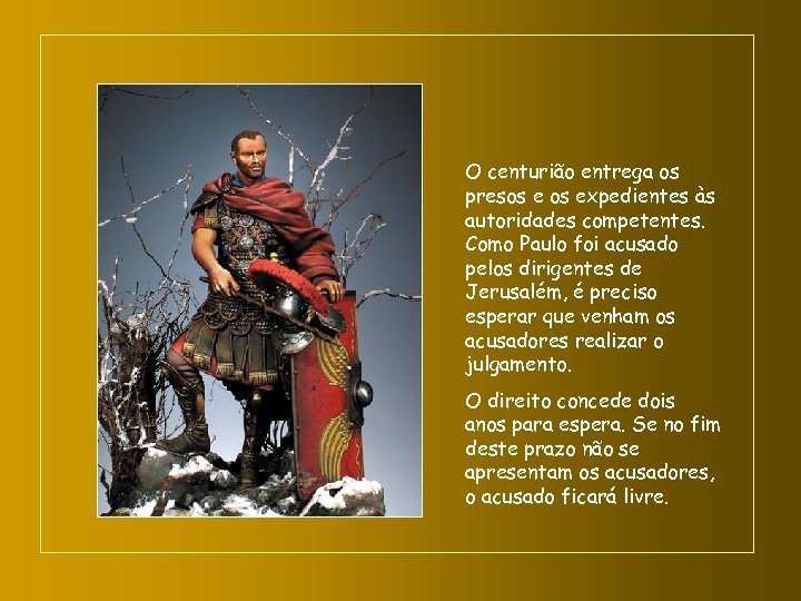 O centurião entrega os presos expedientes às autoridades competentes. Como Paulo foi acusado pelos