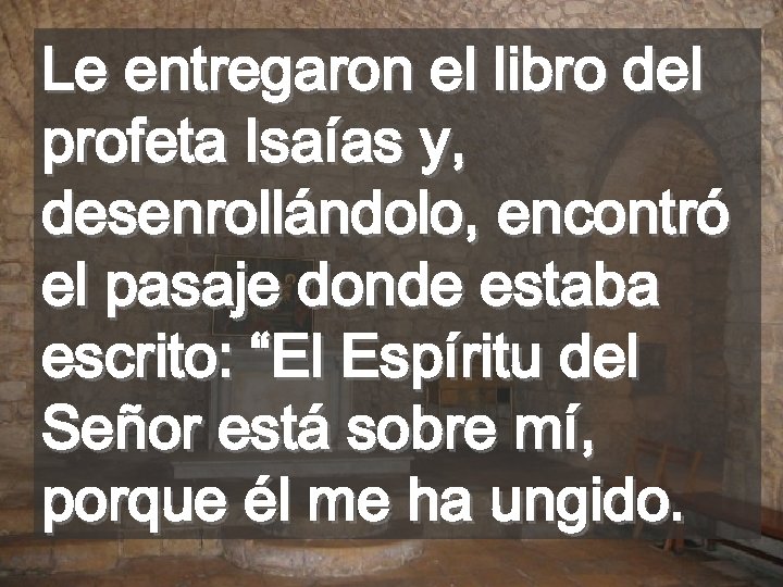 Le entregaron el libro del profeta Isaías y, desenrollándolo, encontró el pasaje donde estaba