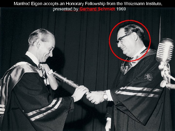 Manfred Eigen accepts an Honorary Fellowship from the Weizmann Institute, presented by Gerhard Schmidt