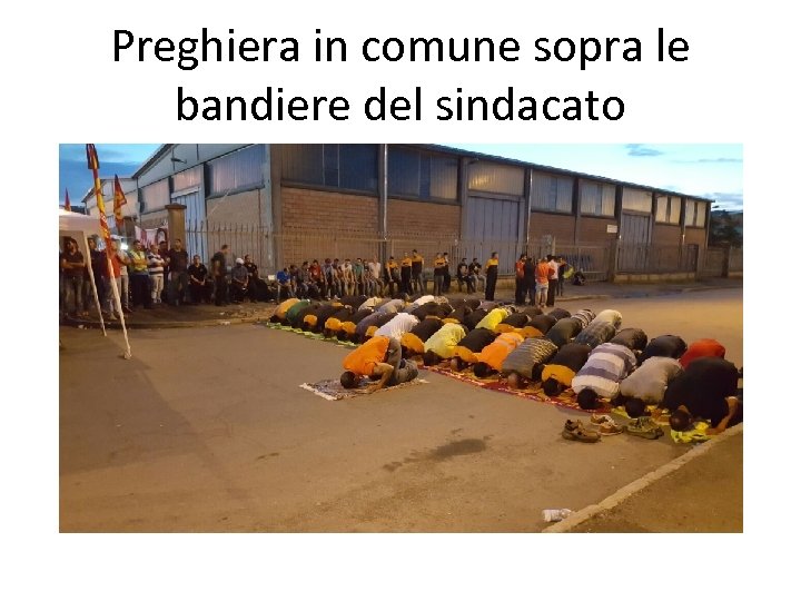 Preghiera in comune sopra le bandiere del sindacato 