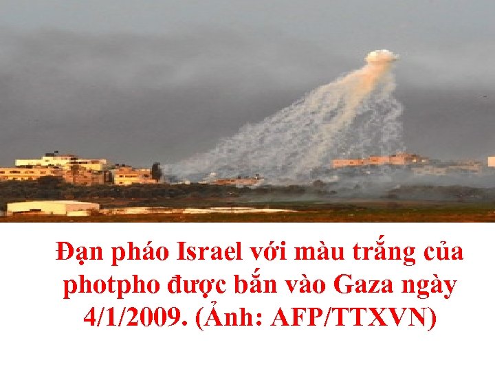 Đạn pháo Israel với màu trắng của photpho được bắn vào Gaza ngày 4/1/2009.