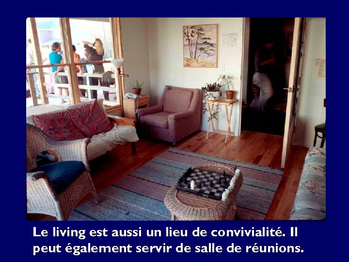 Le living est aussi un lieu de convivialité. Il peut également servir de salle