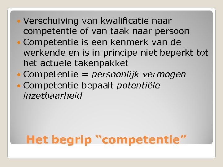 Verschuiving van kwalificatie naar competentie of van taak naar persoon Competentie is een kenmerk