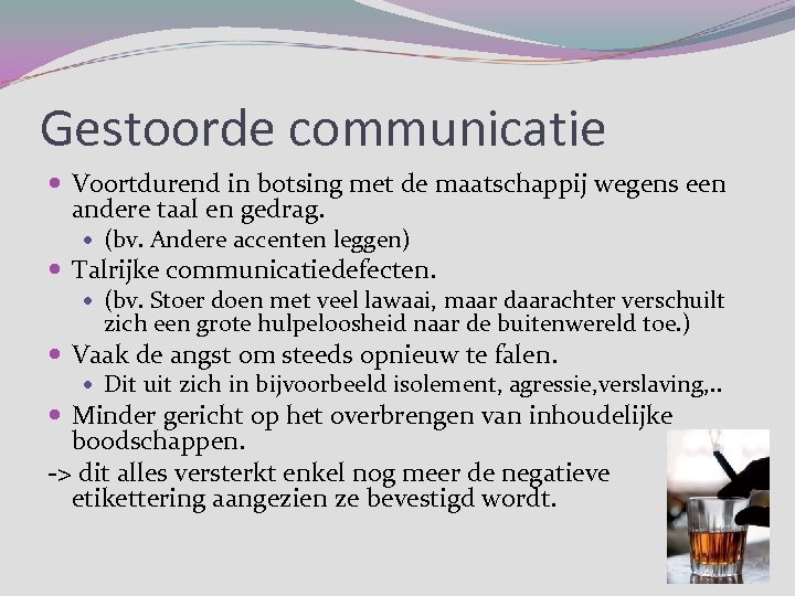 Gestoorde communicatie Voortdurend in botsing met de maatschappij wegens een andere taal en gedrag.
