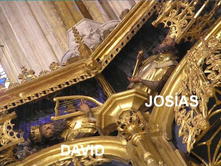 Aparecen recostados en el remate del retablo las figuras de los Reyes de Israel