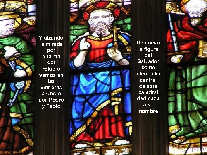 Y alzando la mirada por encima del retablo vemos en las vidrieras a Cristo