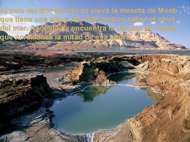 Al este del Mar Muerto se eleva la meseta de Moab que tiene una