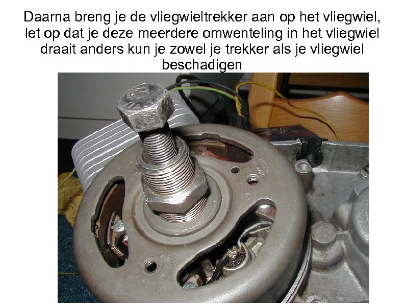 Daarna breng je de vliegwieltrekker aan op het vliegwiel, let op dat je deze