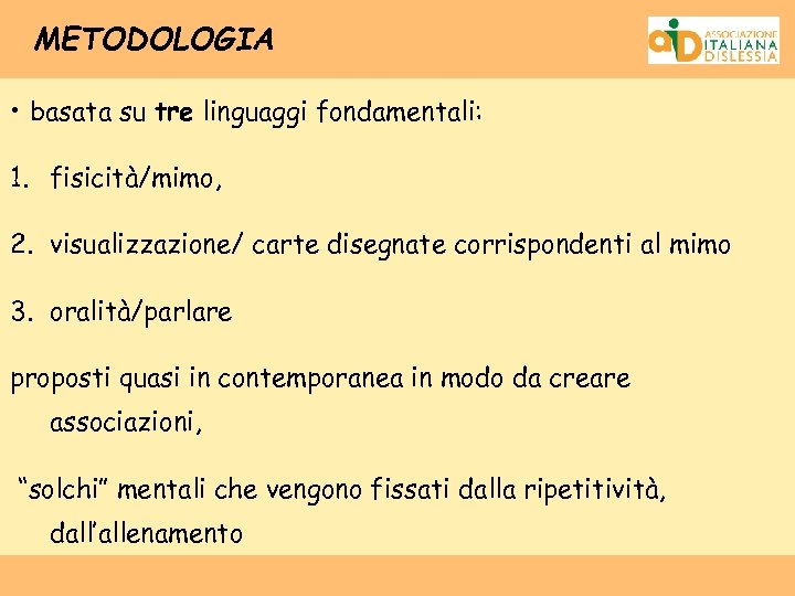 METODOLOGIA • basata su tre linguaggi fondamentali: 1. fisicità/mimo, 2. visualizzazione/ carte disegnate corrispondenti