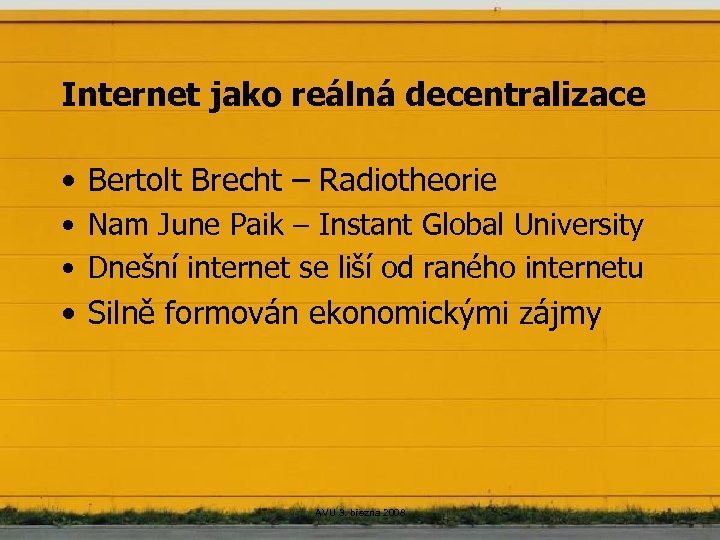 Internet jako reálná decentralizace • Bertolt Brecht – Radiotheorie • Nam June Paik –
